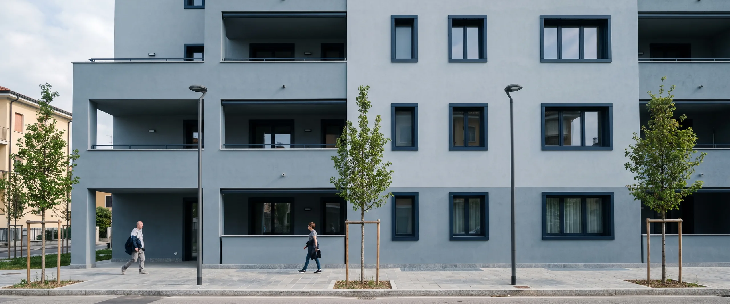 Intervento residenziale ultimato e consegnato: la facciata nuova sulla strada, a cantiere smobilitato